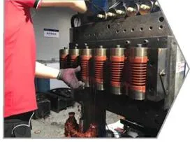 APG 2 çalışma istasyonu ile sıkıştırma makinesi 2 kalıp aynı makine üzerinde çalışır 3